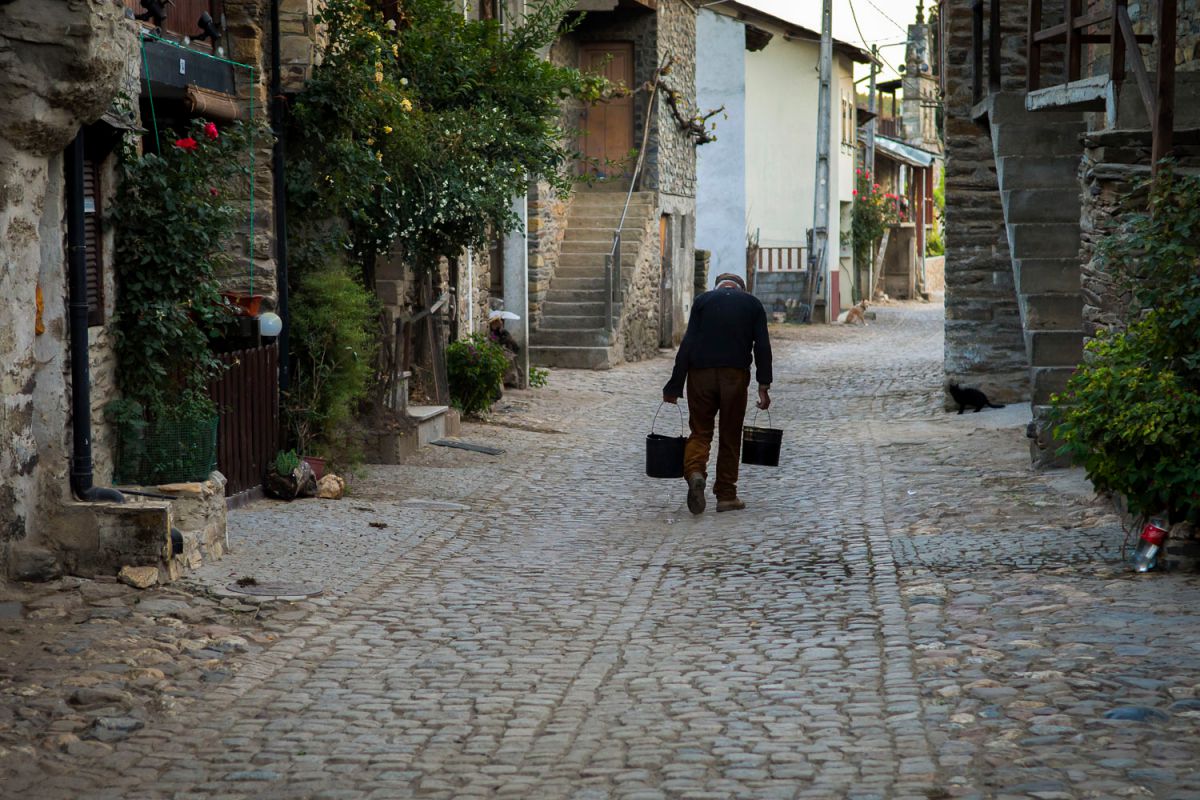Un paisano por las calles de Rio de Onor, parte portuguesa. Foto: Manuel Ruiz Toribio Un paisano por las calles de Rio de Onor, parte portuguesa. Foto: Manuel Ruiz Toribio