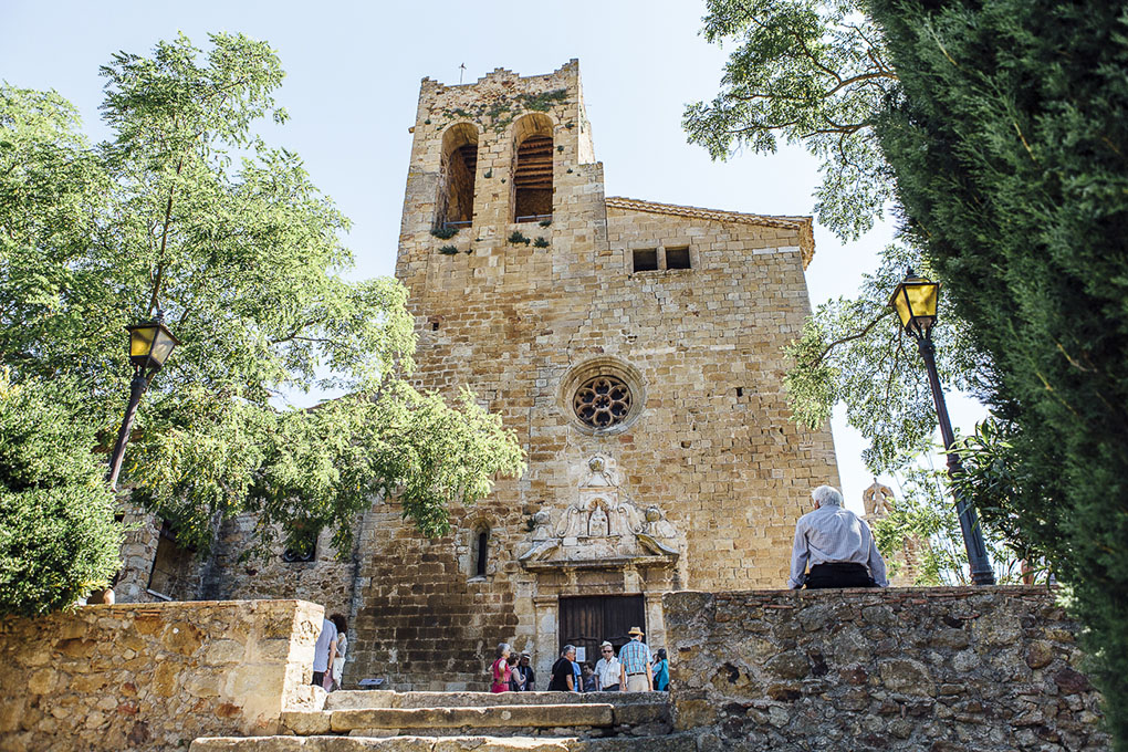 El frontal de la iglesia de San Pedro, reconstruido con piedras del antiguo castillo. El frontal de la iglesia de San Pedro, reconstruido con piedras del antiguo castillo.