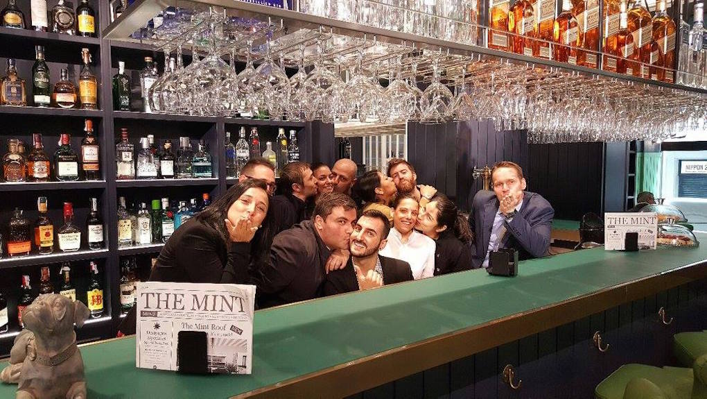 El equipo de Vincci The Mint celebrando el Día Internacional del Beso, Madrid. Foto: Vincci Hoteles. El equipo de Vincci The Mint celebrando el Día Internacional del Beso, Madrid. Foto: Vincci Hoteles.