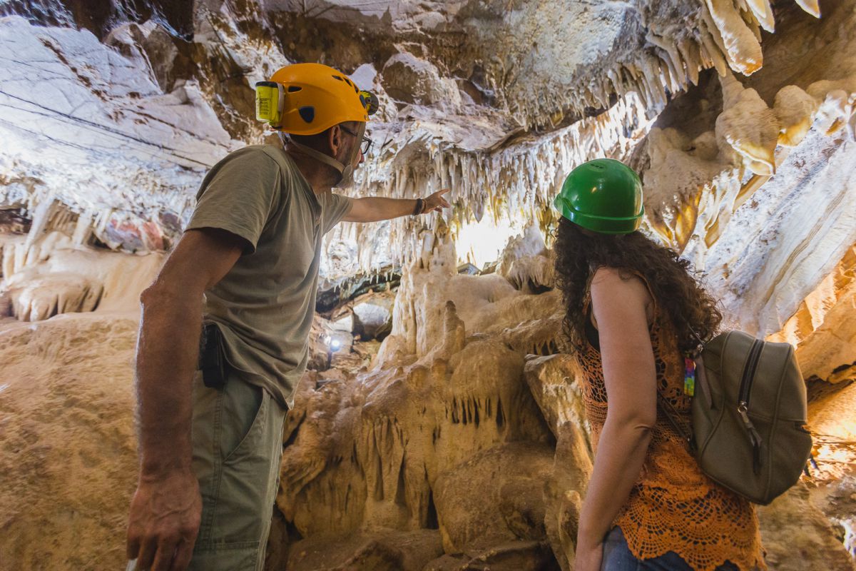 En el interior de la Cueva Masero o Bonita, en las Cuevas de Fuentes de León, en la provincia de Badajoz. En el interior de la Cueva Masero o Bonita, en las Cuevas de Fuentes de León, en la provincia de Badajoz.
