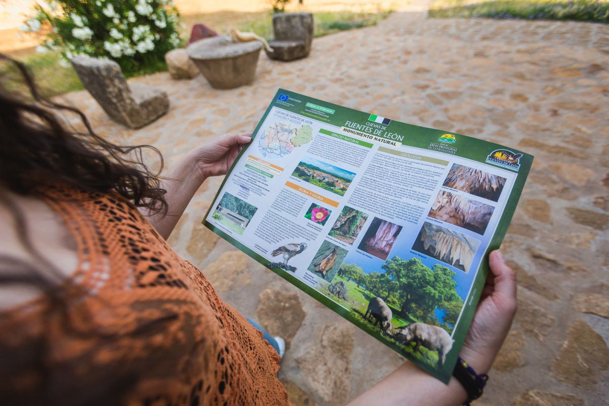 Mirando el mapa de las tres cuevas que conforman las Cuevas de las Fuentes de León, en la provincia de Badajoz. Mirando el mapa de las tres cuevas que conforman las Cuevas de las Fuentes de León, en la provincia de Badajoz.