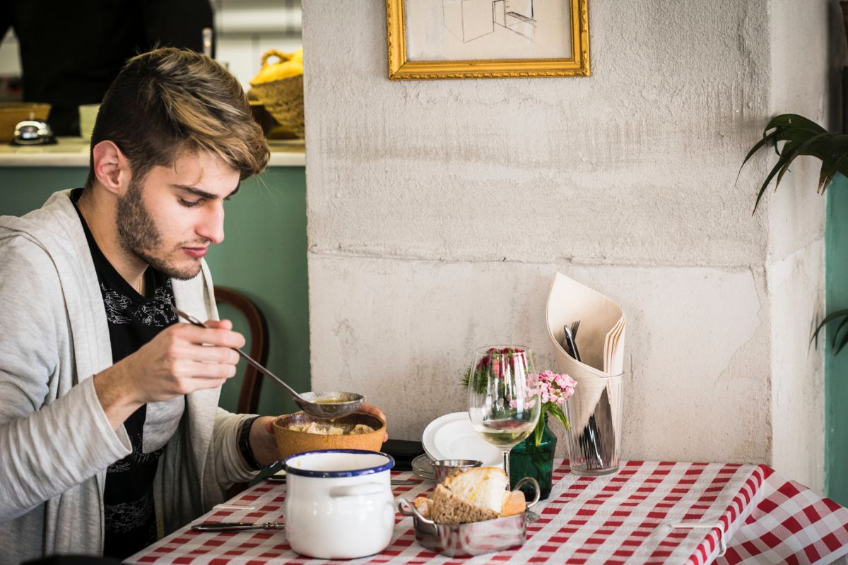 Un chico come uno guiso peruano a base de pollo y patata. Un chico come uno guiso peruano a base de pollo y patata.