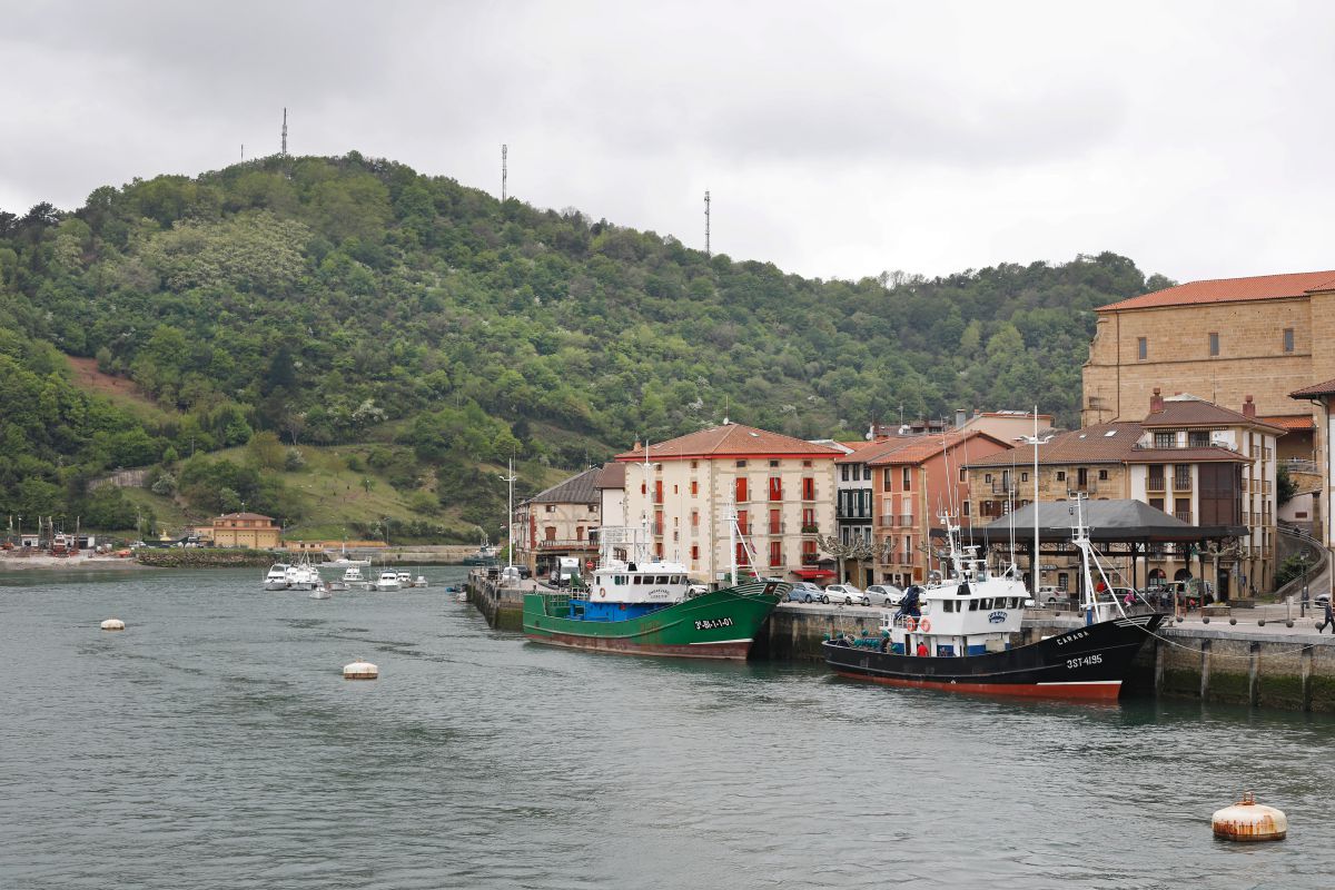 Vista de Orio (Guipúzcoa) y los barcos pesqueros. Vista de Orio (Guipúzcoa) y los barcos pesqueros.
