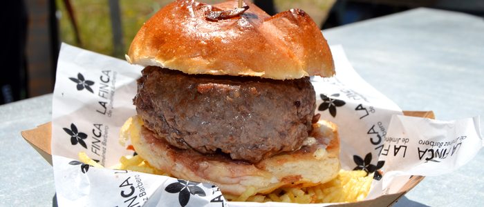 La deliciosa hamburguesa de buey de MEAT. La deliciosa hamburguesa de buey de MEAT.