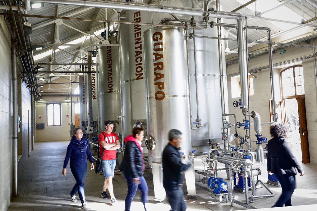 La fermentación del jugo de caña se hace en cuatro depósitos durante 36 horas. La fermentación del jugo de caña se hace en cuatro depósitos durante 36 horas.
