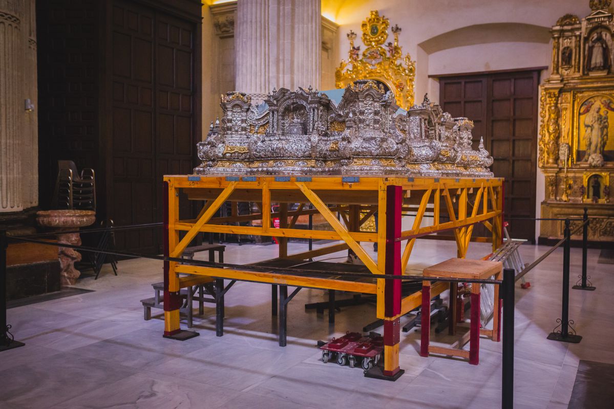 El prodigioso paso de plata del Señor de Pasión espera el fin de su montaje en la iglesia de El Salvador. El prodigioso paso de plata del Señor de Pasión espera el fin de su montaje en la iglesia de El Salvador.