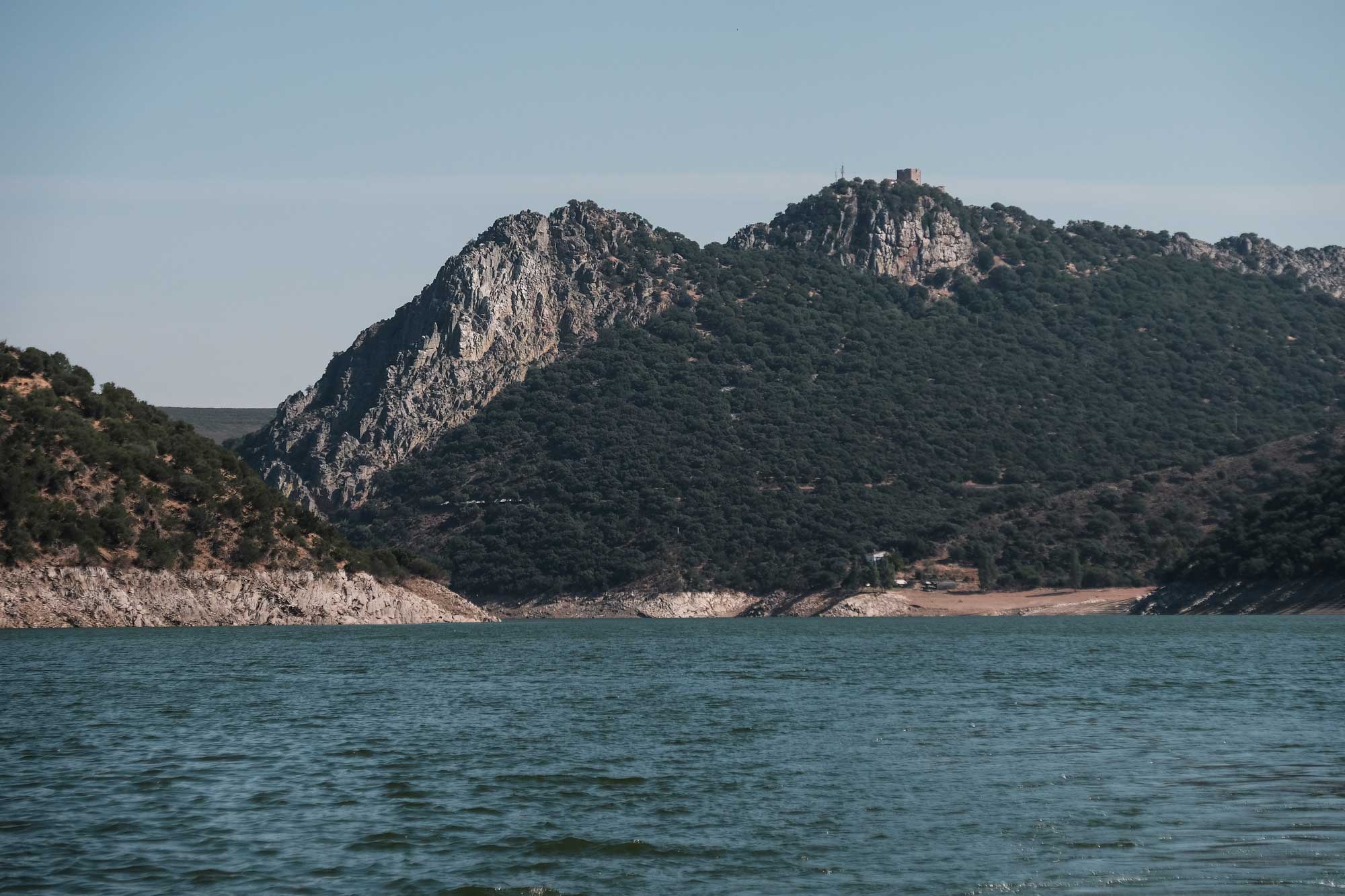 Desde la embarcación se divisan los puntos más importantes del parque: el Salto del Gitano y el Castillo. Desde la embarcación se divisan los puntos más importantes del parque: el Salto del Gitano y el Castillo.