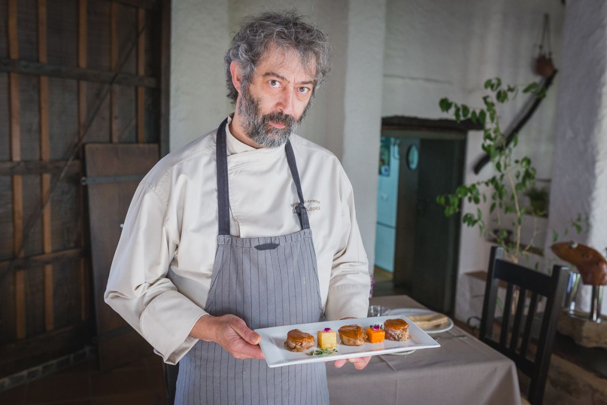 Luismi, del restaurante Arrieros, en Linares de la Sierra, con uno de sus platos a base de cerdo ibérico, en el Parque Natural Sierra de Aracena y Picos de Aroche, Huelva. Luismi, del restaurante Arrieros, en Linares de la Sierra, con uno de sus platos a base de cerdo ibérico, en el Parque Natural Sierra de Aracena y Picos de Aroche, Huelva.