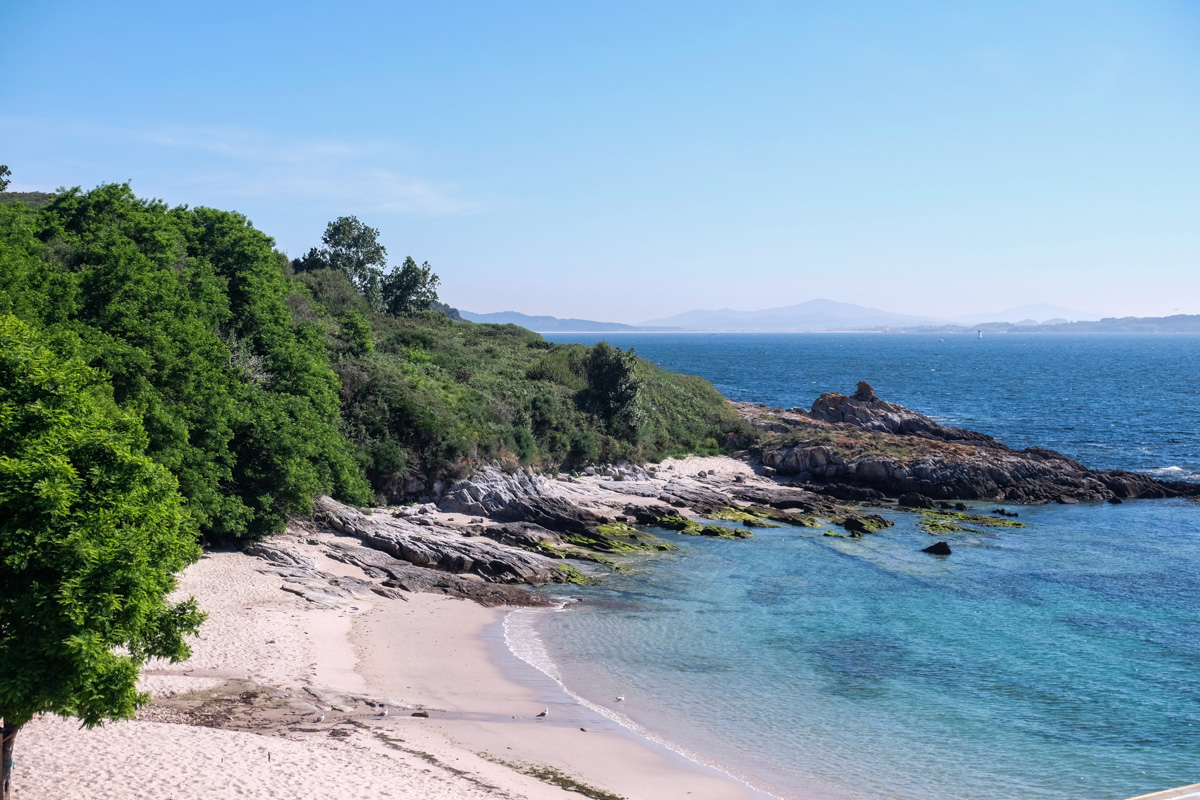 Una playa pequeña y tranquila da la bienvenida en el embarcadero de Ons. Una playa pequeña y tranquila da la bienvenida en el embarcadero de Ons.