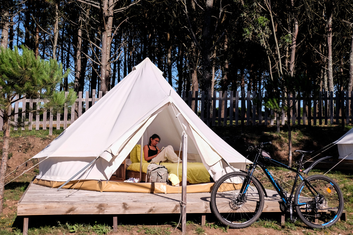 Las tiendas del camping autosostenible de la isla están equipadas con cama. Las tiendas del camping autosostenible de la isla están equipadas con cama.