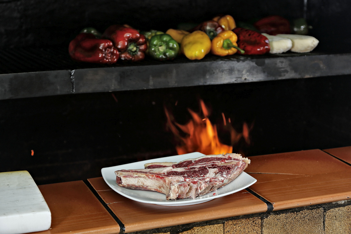 La parrilla que meneja con maestría Isidro y donde experimenta con tiempos y maderas. La parrilla que meneja con maestría Isidro y donde experimenta con tiempos y maderas.