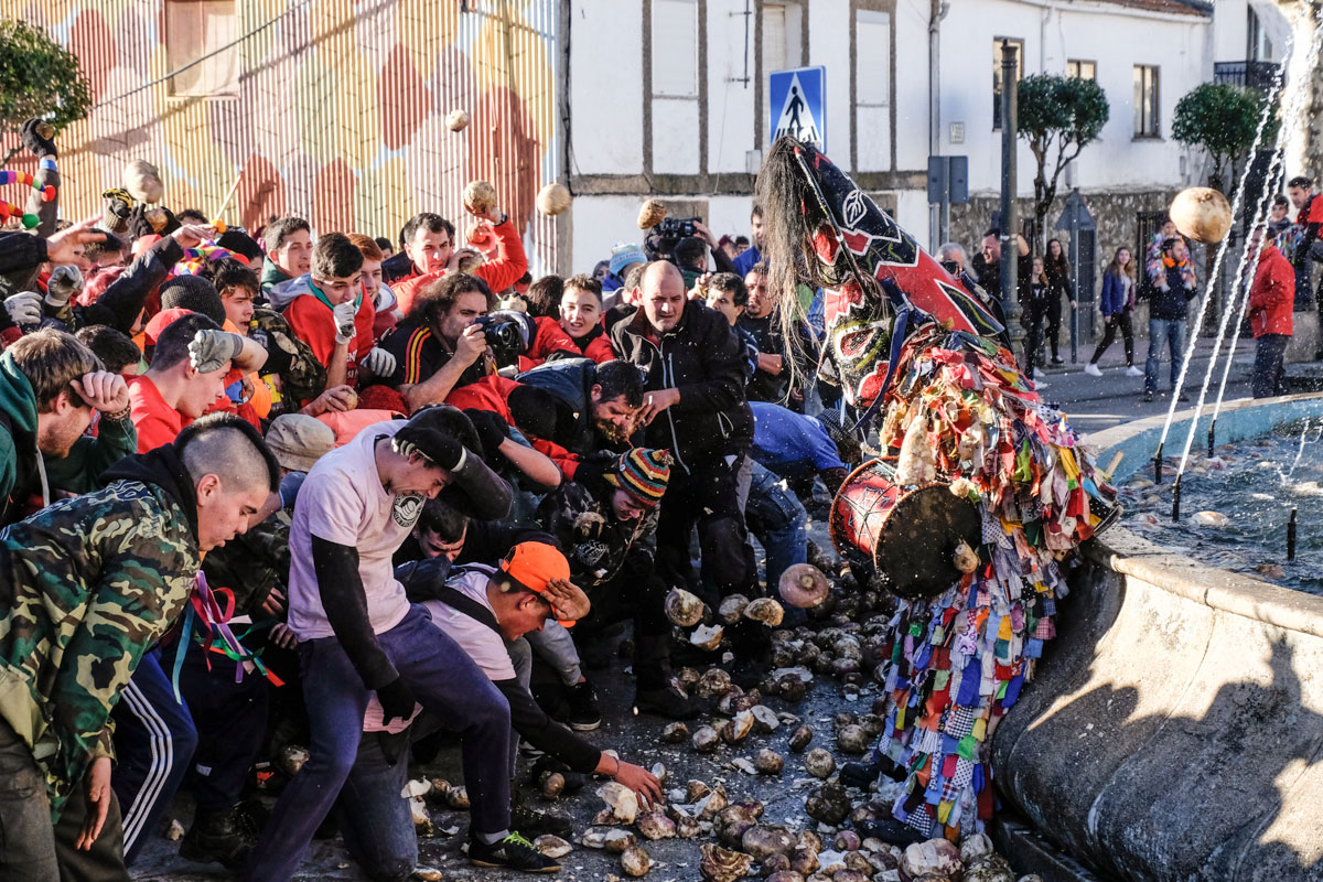 El Jarramplas acorralado en la fuente de una de las plazas del municipio. El Jarramplas acorralado en la fuente de una de las plazas del municipio.