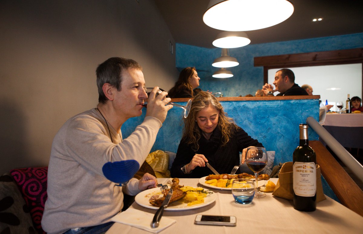 Según Pedro, la mayoría de la clientela son vecinos y turistas madrileños de fin de semana. Según Pedro, la mayoría de la clientela son vecinos y turistas madrileños de fin de semana.