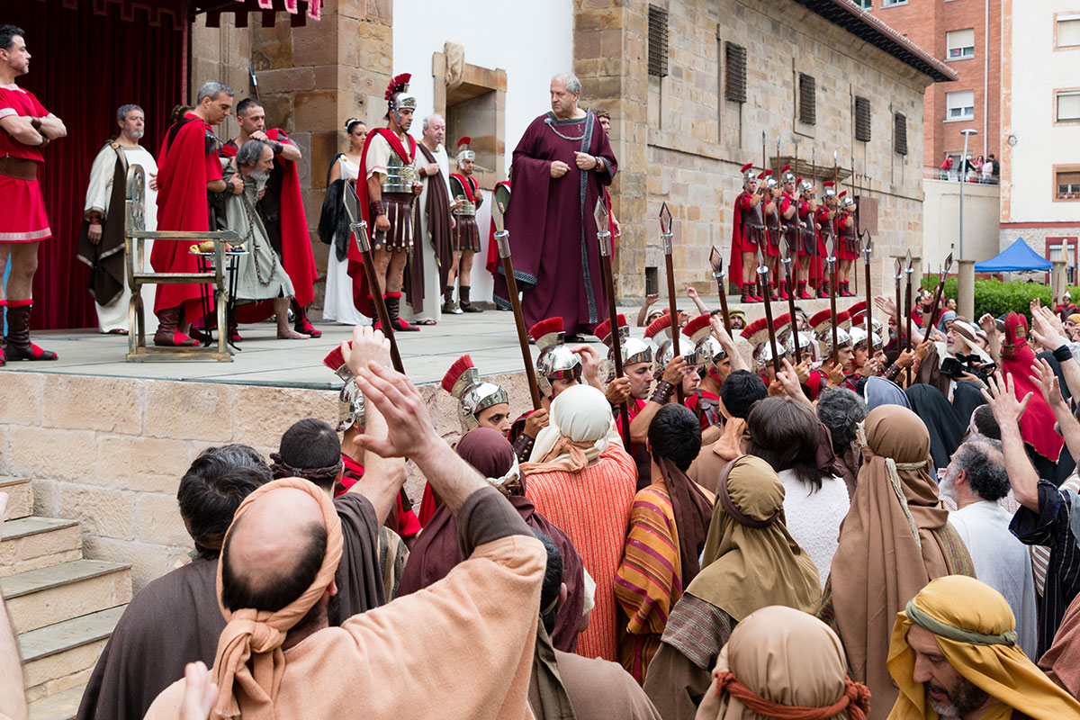 El pueblo participando en uno de los momentos del viacrucis de Cristo. Foto: Asociación Vía Crucis Balmaseda El pueblo participando en uno de los momentos del viacrucis de Cristo. Foto: Asociación Vía Crucis Balmaseda