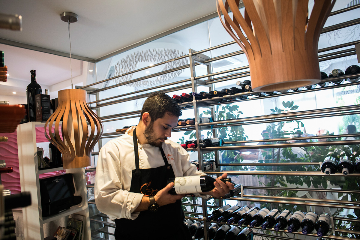 Eligiendo un vino de la zona en la bodega del restaurante. Eligiendo un vino de la zona en la bodega del restaurante.