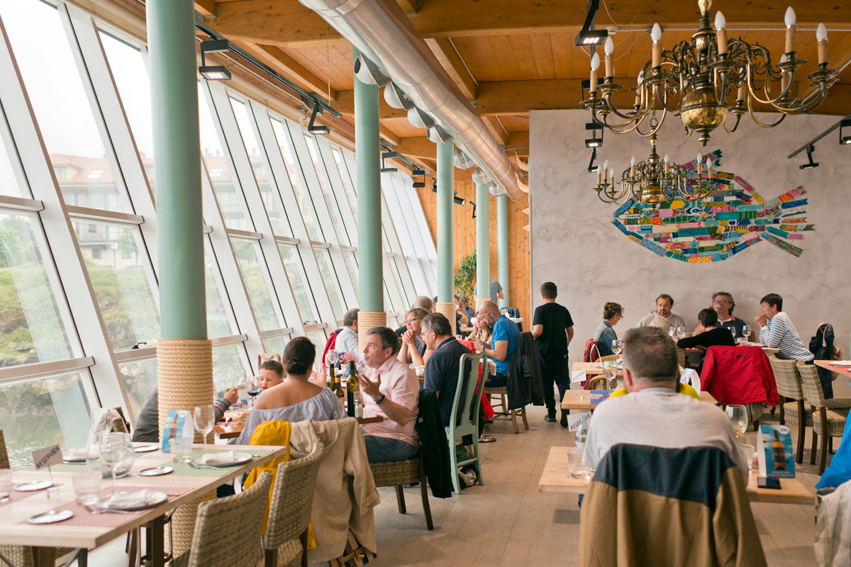 Ambiente del restaurante, ubicado en la rula de Llanes. Foto: Sofía Moro. Ambiente del restaurante, ubicado en la rula de Llanes. Foto: Sofía Moro.