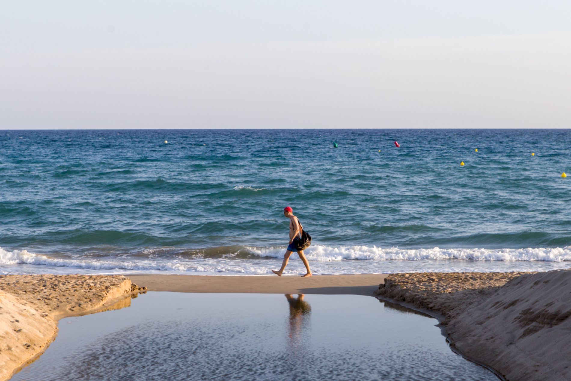 Un paseo por la playa, descalzo, repone las pilas en cualquier época del año. Un paseo por la playa, descalzo, repone las pilas en cualquier época del año.