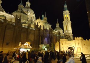 Mercadillo navideño, Plaza del Pilar. Foto: Turismo de Zaragoza. Mercadillo navideño, Plaza del Pilar. Foto: Turismo de Zaragoza.