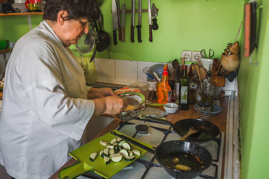 Rosa Tovar cocinando. Rosa Tovar cocinando.