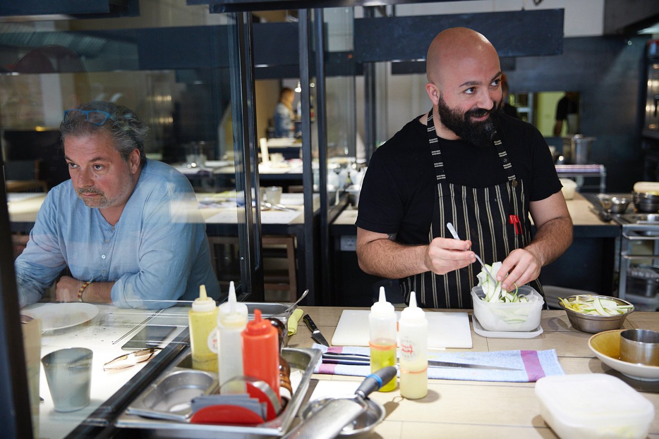 Hetta: Alberto Sambinelli preparando platos junto a comensal Hetta: Alberto Sambinelli preparando platos junto a comensal