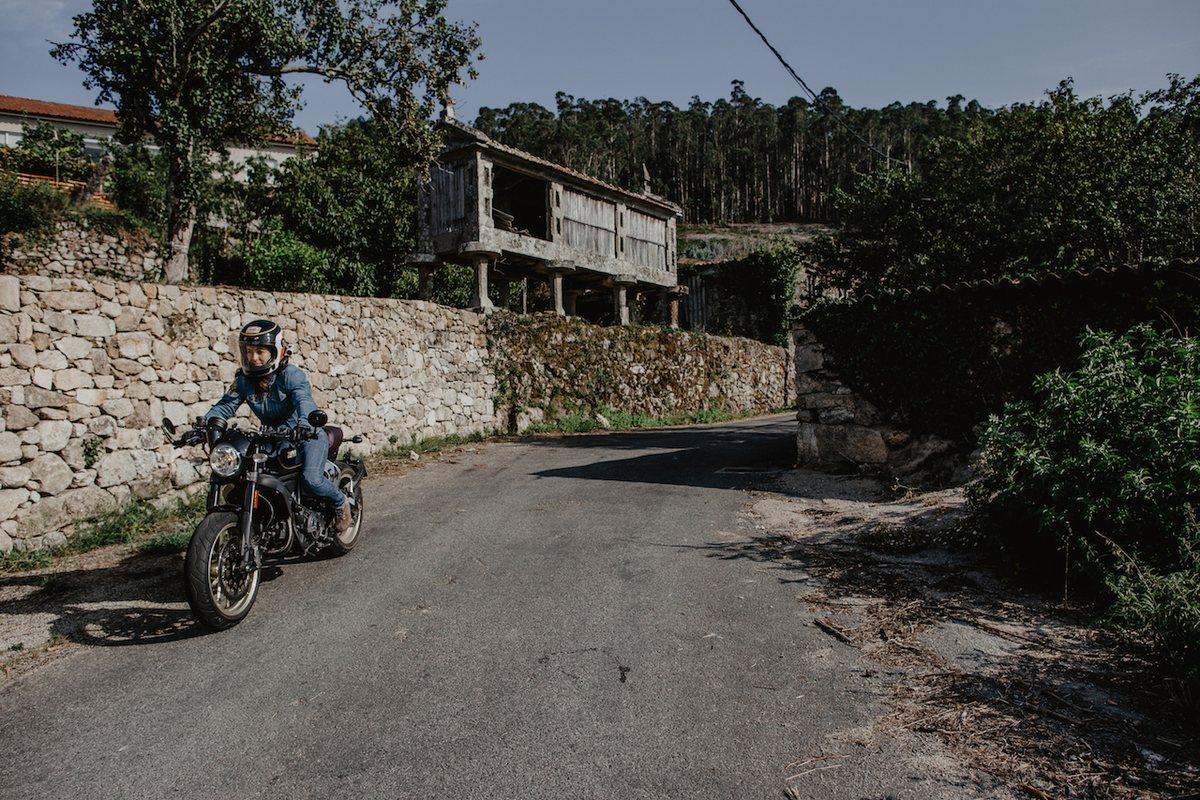 Junto a un hórreo, símbolo del mundo rural. Junto a un hórreo, símbolo del mundo rural.