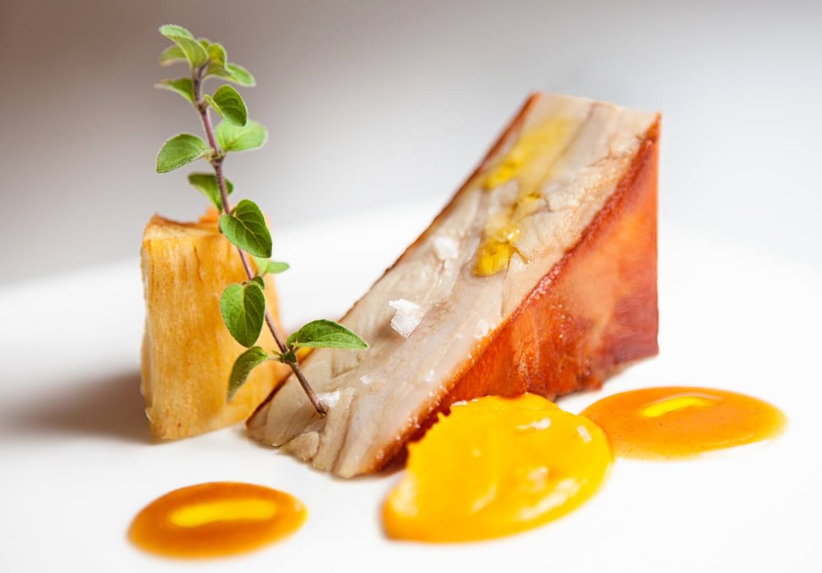 Cochinillo rustido con puré de calabaza anisado y yuca en 'Casa Fermín'. Foto: Facebook 'Casa Fermín'. Cochinillo rustido con puré de calabaza anisado y yuca en 'Casa Fermín'. Foto: Facebook 'Casa Fermín'.