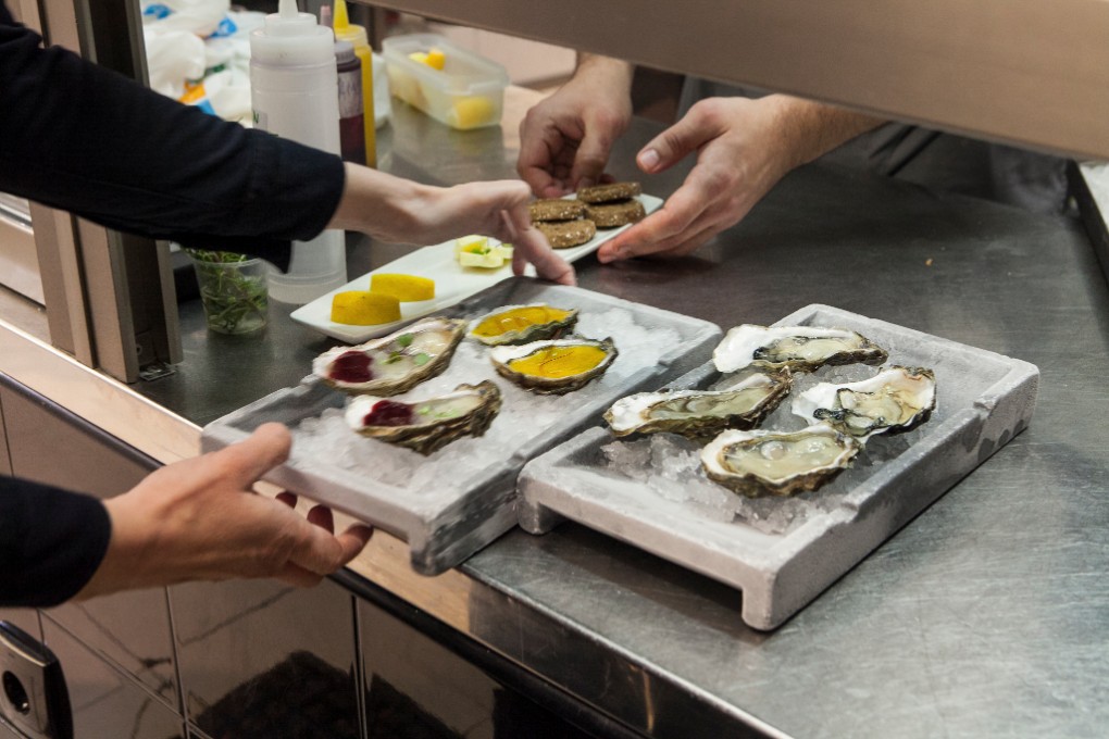 La ostra siempre en los retos del chef Calleja. 'Annua' era una vieja ostrería y hoy mantiene el criadero. La ostra siempre en los retos del chef Calleja. 'Annua' era una vieja ostrería y hoy mantiene el criadero.