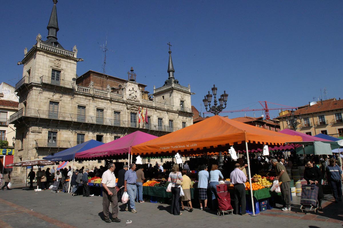 Mercado en la Plaza Mayor. Foto: Ayuntamiento de León. Mercado en la Plaza Mayor. Foto: Ayuntamiento de León.