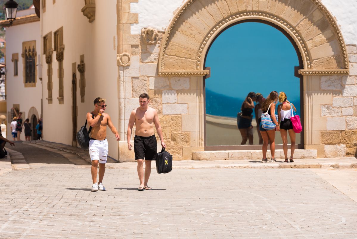 Unos turistas pasean por el centro histórico de Sitges, Barcelona. Foto: Shutterstock. Unos turistas pasean por el centro histórico de Sitges, Barcelona. Foto: Shutterstock.