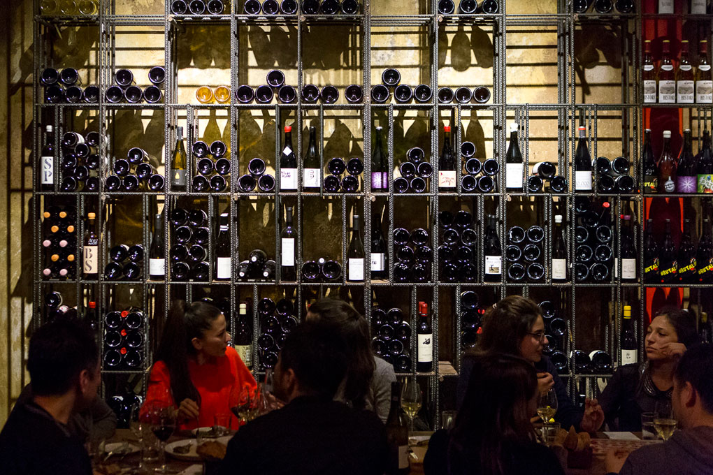 El 'Bar Brutal' cuenta con más de 600 referencias de vinos. El 'Bar Brutal' cuenta con más de 600 referencias de vinos.