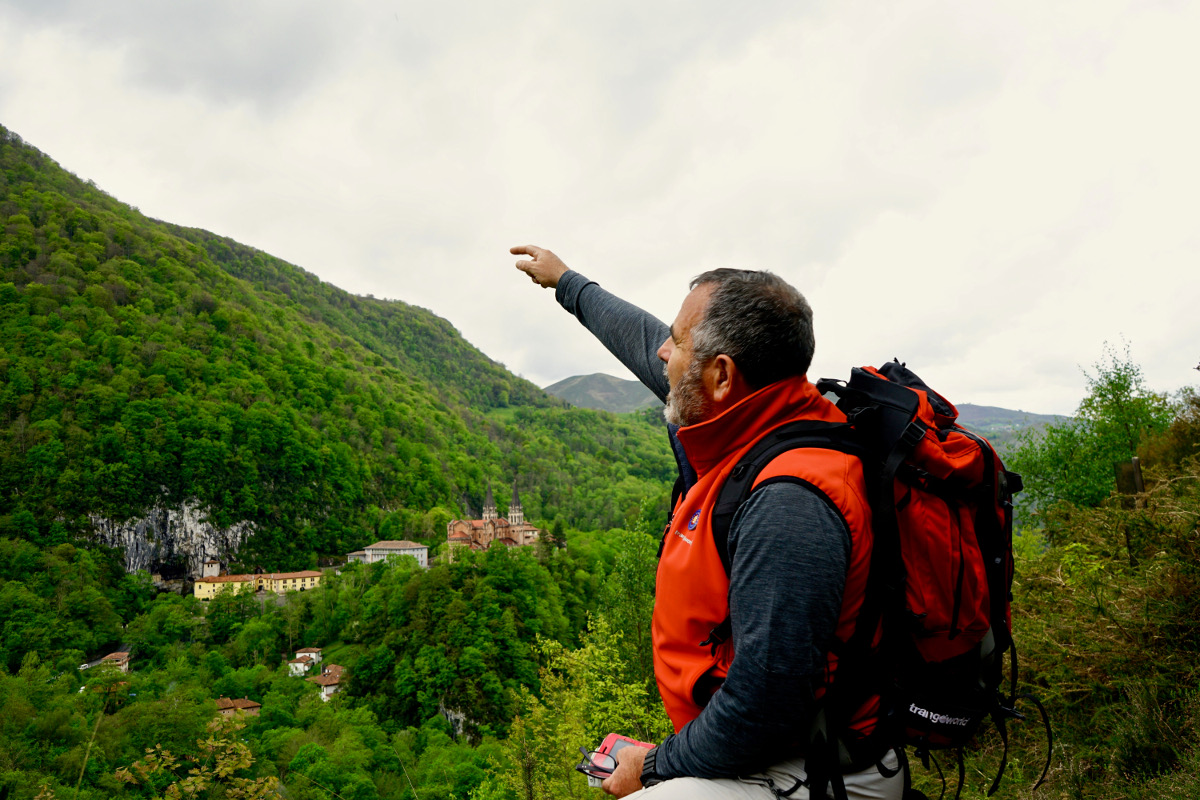 El guía Fernando Ruiz señala el monte Auseva desde el de la Cruz de Priena. Al fondo, Covadonga. El guía Fernando Ruiz señala el monte Auseva desde el de la Cruz de Priena. Al fondo, Covadonga.