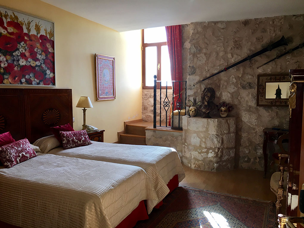El hotel cuenta con 25 habitaciones con una ambientación muy cuidada. El hotel cuenta con 25 habitaciones con una ambientación muy cuidada.