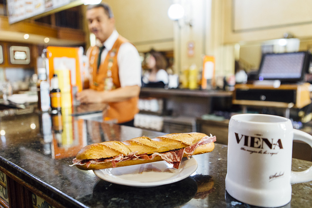 Su bocadillo de jamón se hizo famoso gracias a un periodista de EEUU. Su bocadillo de jamón se hizo famoso gracias a un periodista de EEUU.