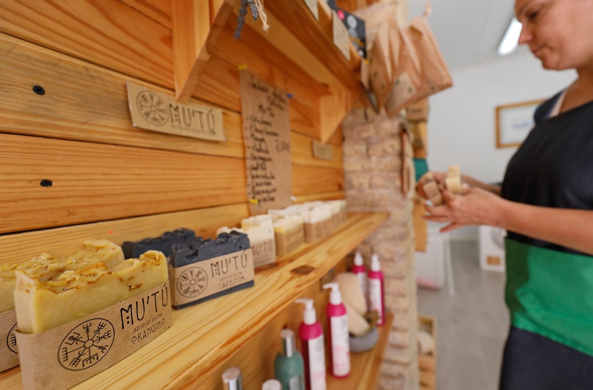 Tres mujeres en paro han encontrado un nicho de mercado en los productos de limpieza sostenibles. Tres mujeres en paro han encontrado un nicho de mercado en los productos de limpieza sostenibles.