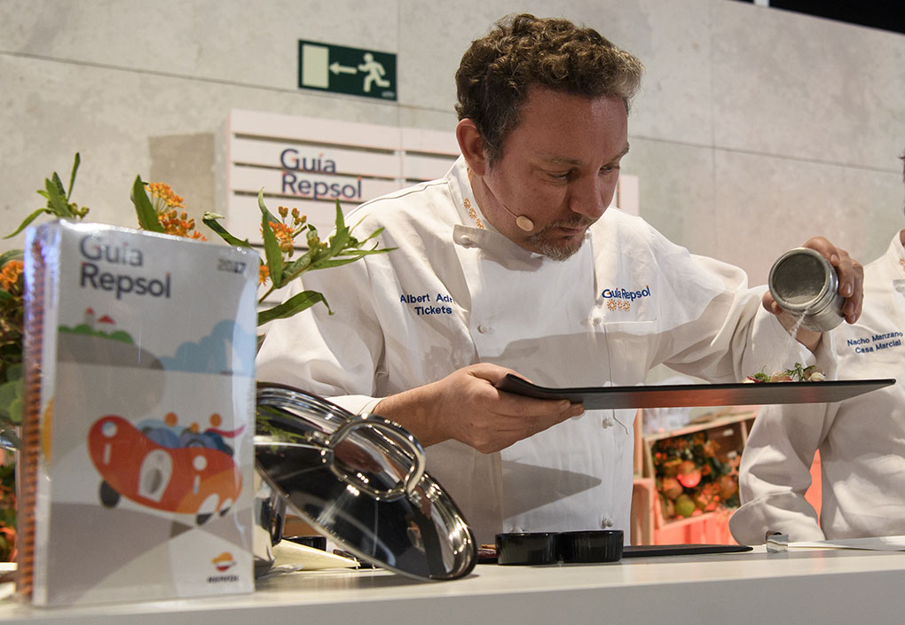 Adriá cocinando. Adriá cocinando.