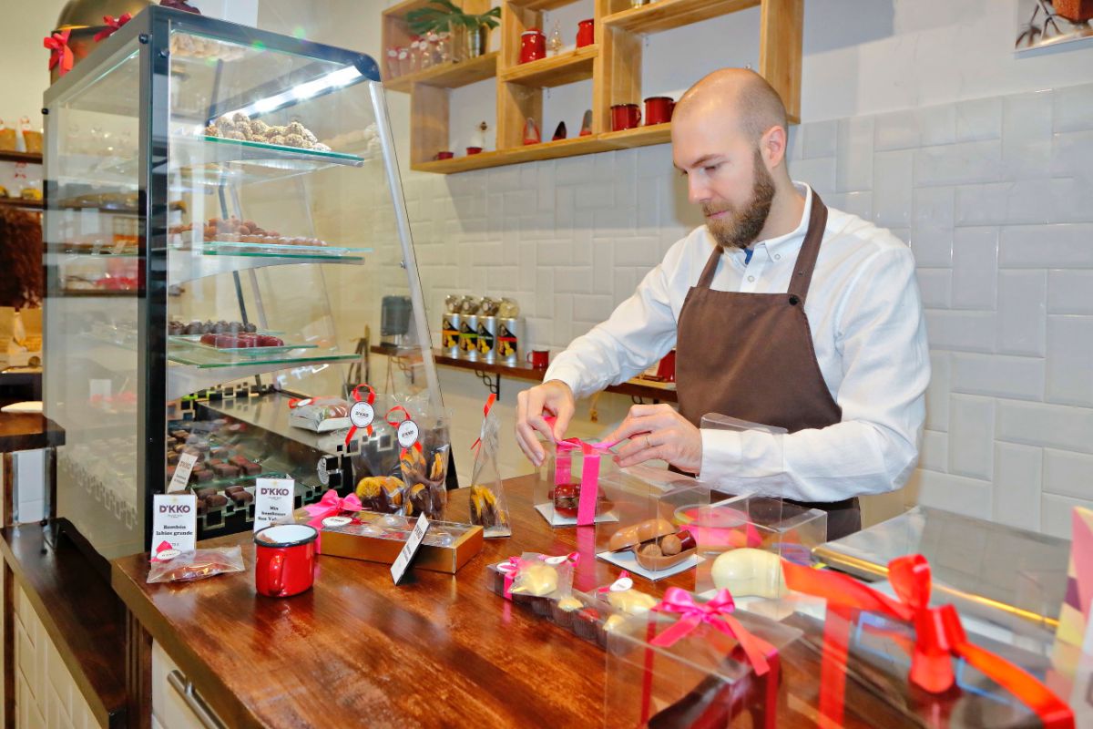 Atendiendo a la clientela en Flor D'KKO (Madrid). Atendiendo a la clientela en Flor D'KKO (Madrid).
