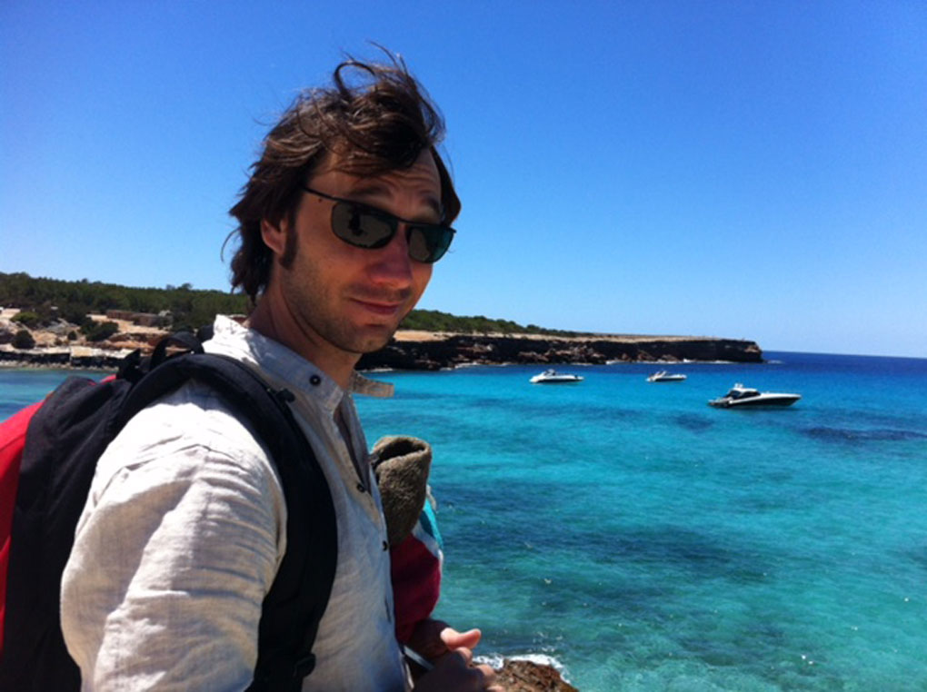 Raúl Fernández frente a las playas de Formentera. Foto: cedida. Raúl Fernández frente a las playas de Formentera. Foto: cedida.