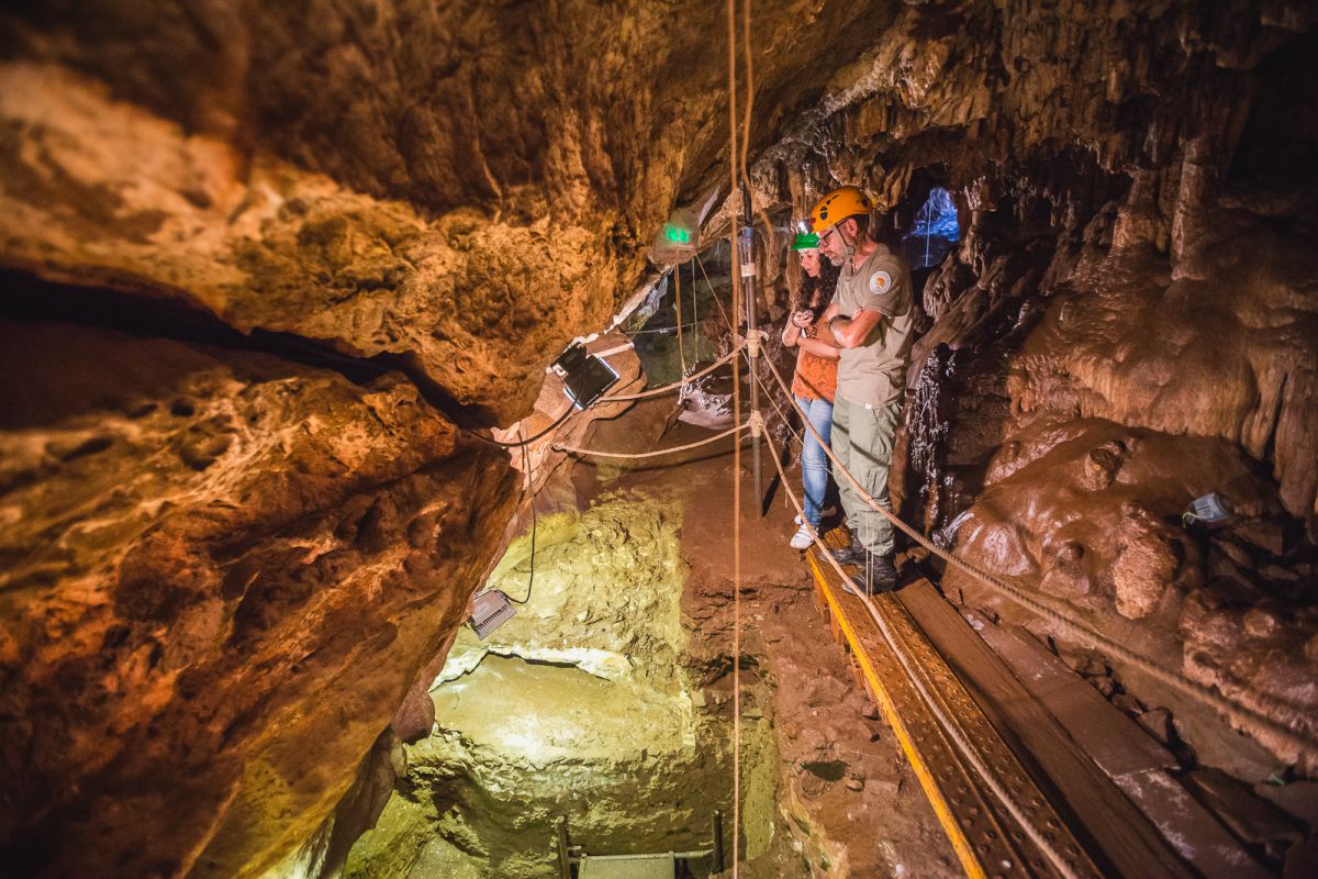 Examinando junto al guía la Cueva de los Postes, de las Cuevas de Fuentes de León, en la provincia de Badajoz. Examinando junto al guía la Cueva de los Postes, de las Cuevas de Fuentes de León, en la provincia de Badajoz.