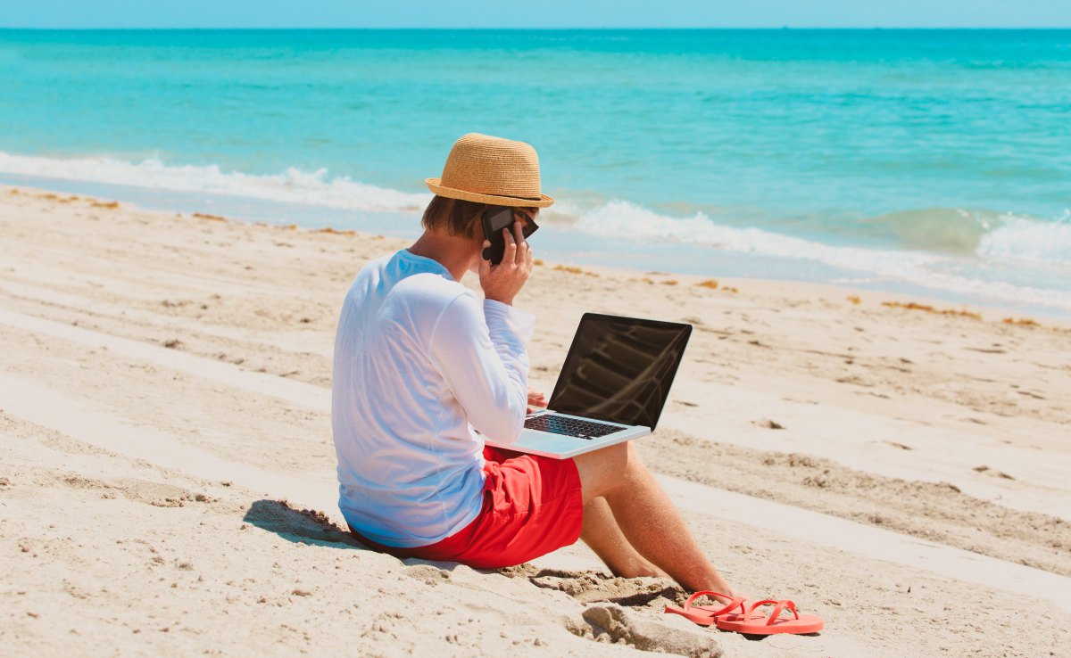 Las vacaciones sirven para hacer un paréntesis y romper con lo cotidiano. Déjate el móvil y el ordenador en casa. Foto: Shutterstock. Las vacaciones sirven para hacer un paréntesis y romper con lo cotidiano. Déjate el móvil y el ordenador en casa. Foto: Shutterstock.