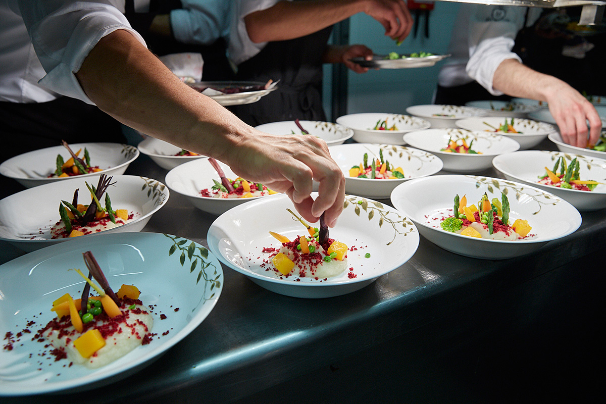 En la cocina, preparando el plato 'nuestro huerto del día'. En la cocina, preparando el plato 'nuestro huerto del día'.