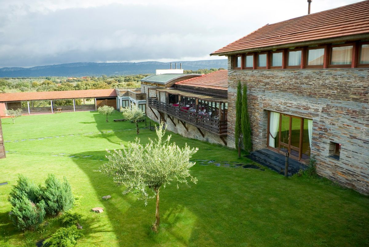 Vista exterior de Hospedría de Monfragüe. Foto: Victoria Pantoja | Hospederías. Vista exterior de Hospedría de Monfragüe. Foto: Victoria Pantoja | Hospederías.