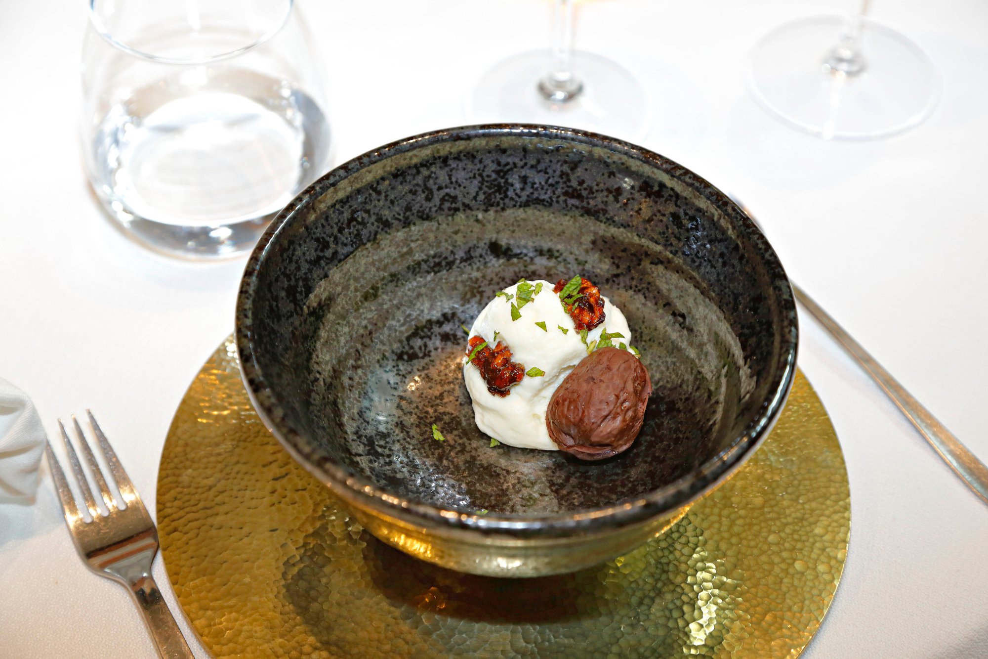 Mousse de queso Idiazábal con membrillo fermentado y falsa nuez. Mousse de queso Idiazábal con membrillo fermentado y falsa nuez.