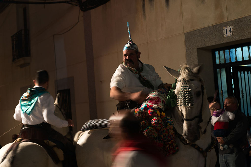 Varias personas a caballo en la fiesta. Foto: Manuel Ruiz Toribio. Varias personas a caballo en la fiesta. Foto: Manuel Ruiz Toribio.