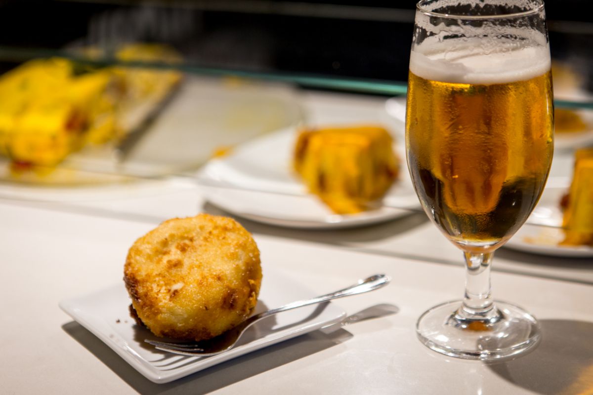 Una caña bien tirada y un frito de huevo en 'Vermutería Río' siempre caen bien. Una caña bien tirada y un frito de huevo en 'Vermutería Río' siempre caen bien.