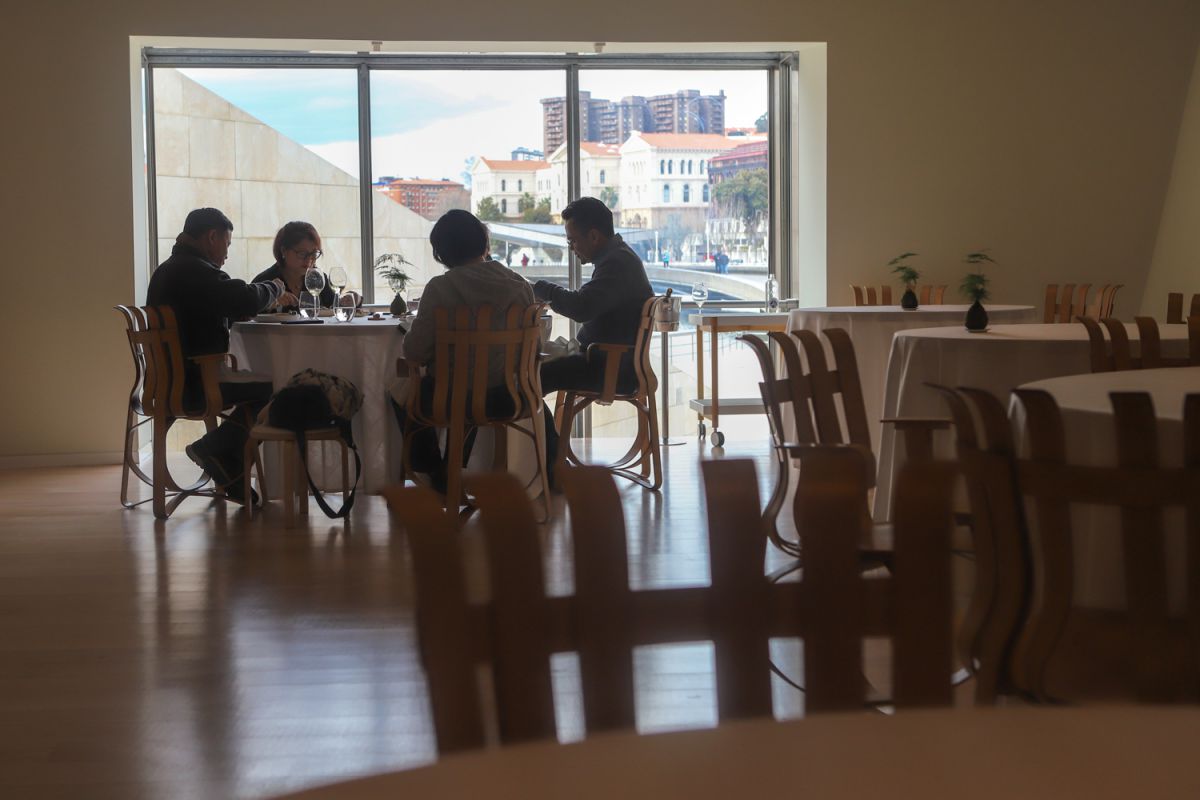 Una mesa llena de comensales en el interior del restaurante Nerua. Una mesa llena de comensales en el interior del restaurante Nerua.