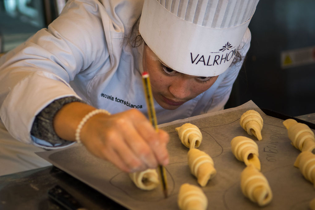 Una alumna trata de emular los crujientes croissants de su profesor. Una alumna trata de emular los crujientes croissants de su profesor.