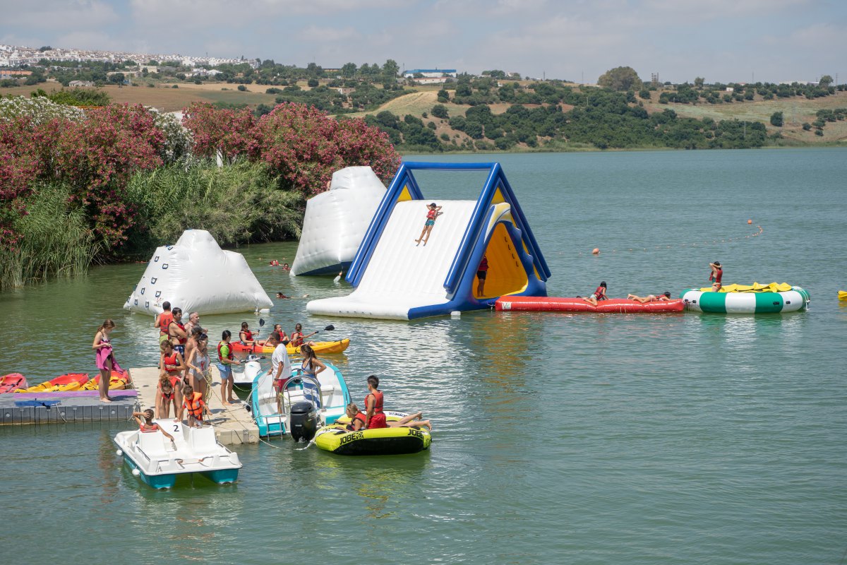 La playita de Arcos se convierte en un parque de juegos de lo más refrescante. La playita de Arcos se convierte en un parque de juegos de lo más refrescante.