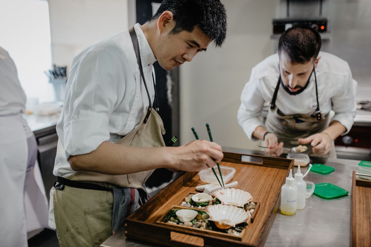 El chef japonés Taka emplata con pinzas en la cocina del restaurante 'Culler de Pau', en O Grove, Pontevedra. El chef japonés Taka emplata con pinzas en la cocina del restaurante 'Culler de Pau', en O Grove, Pontevedra.