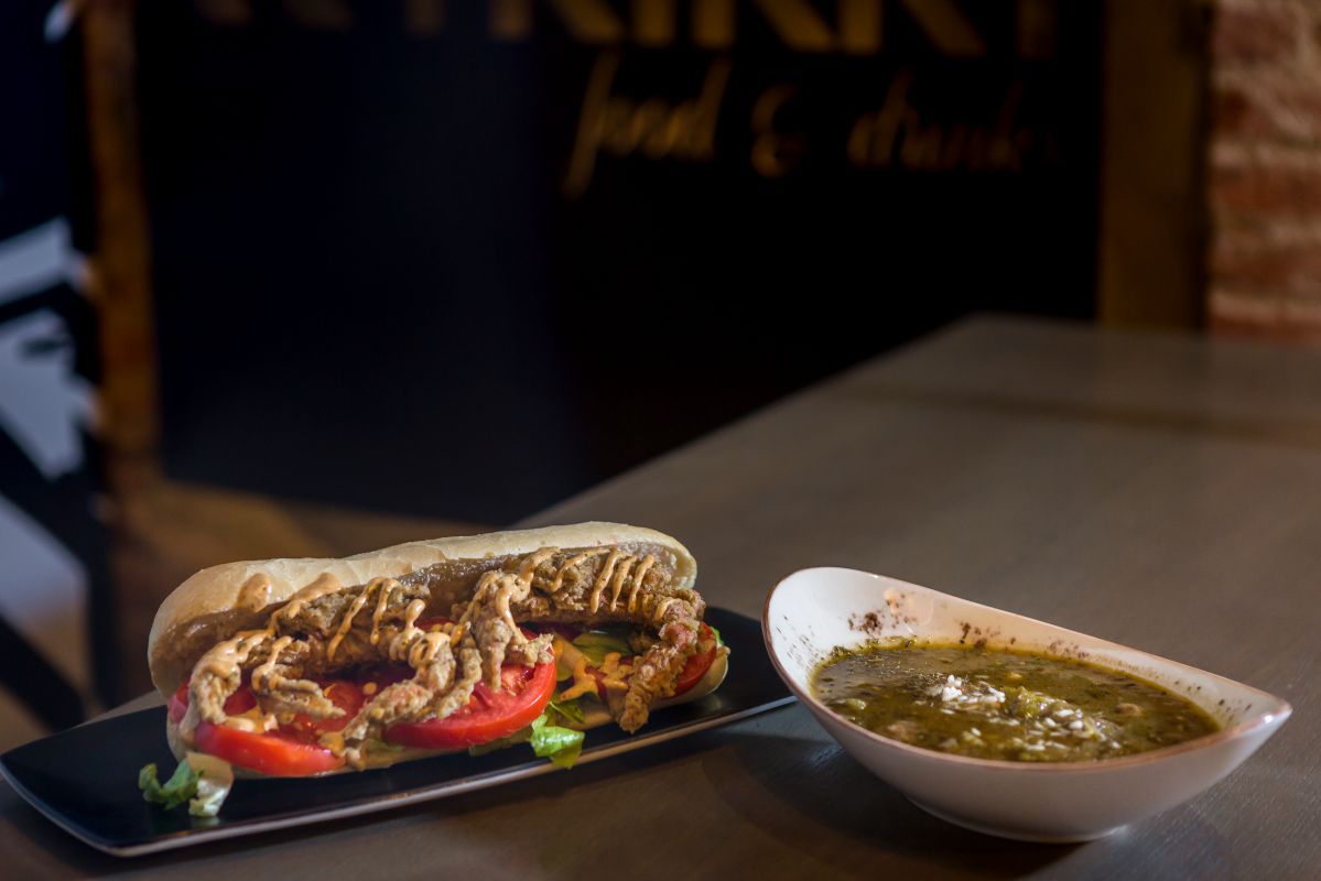 Uno de los recomendados 'poboys' de Trikki acompañado de otro guiso tradicional. Uno de los recomendados 'poboys' de Trikki acompañado de otro guiso tradicional.