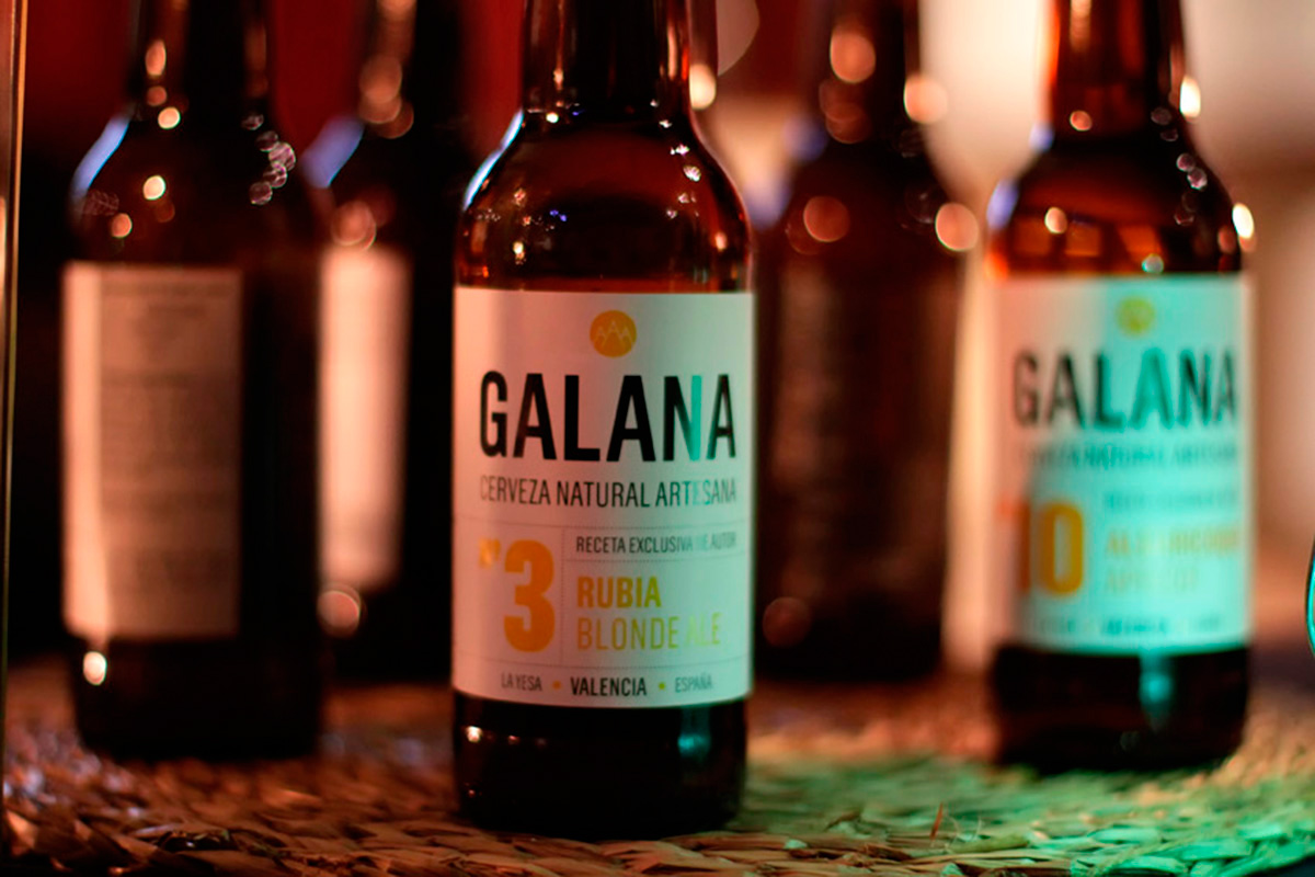 Las cervezas La Galana se sirven en 'La Finca de Susi Díaz'. Foto: Uranes Films. Las cervezas La Galana se sirven en 'La Finca de Susi Díaz'. Foto: Uranes Films.